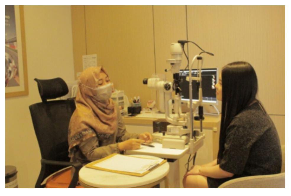 alat medical chek up mata yaitu slit lamp