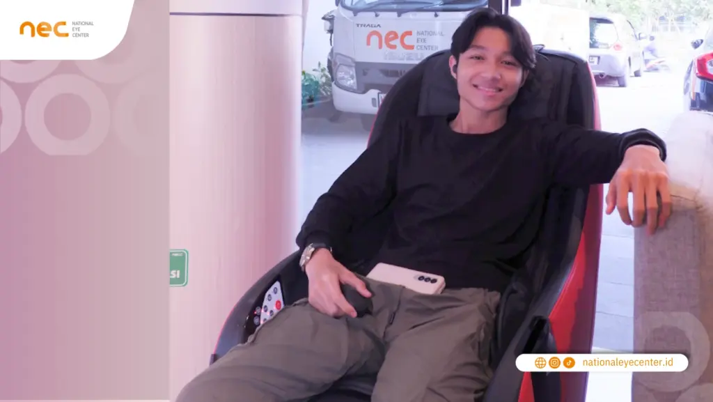 Kiesha Alvaro saat mencoba fasilitas kursi pijat di National Eye Center Surabaya Kiesha Alvaro saat mencoba fasilitas kursi pijat di National Eye Center Surabaya