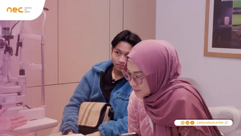 Kiesha Alvaro didampingi Okie Agustina saat melakukan pemeriksaan & konsultasi LASIK di National Eye Center Surabaya Kiesha Alvaro didampingi Okie Agustina saat melakukan pemeriksaan & konsultasi LASIK di National Eye Center Surabaya