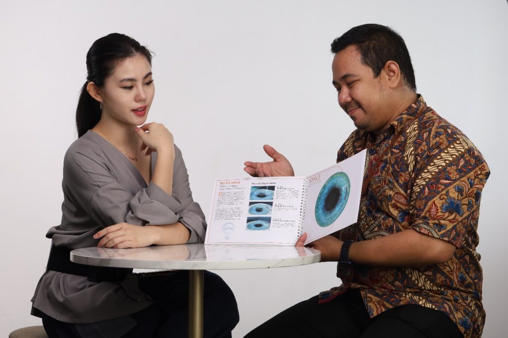 Mata Kabur pada Penderita Diabetes: Seseorang sedang berkonsultasi