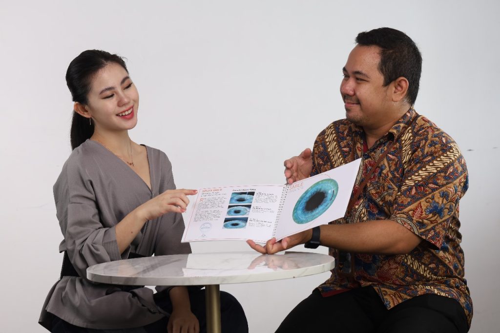 Bahaya Sinar Ultraviolet: Seseorang sedang berkonsultasi