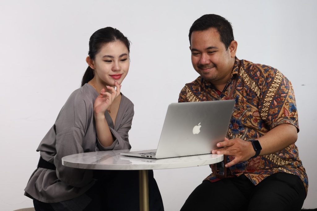 Pusing di Sekitar Mata: Seseorang sedang berkonsultasi dengan dokter mata terkait matanya