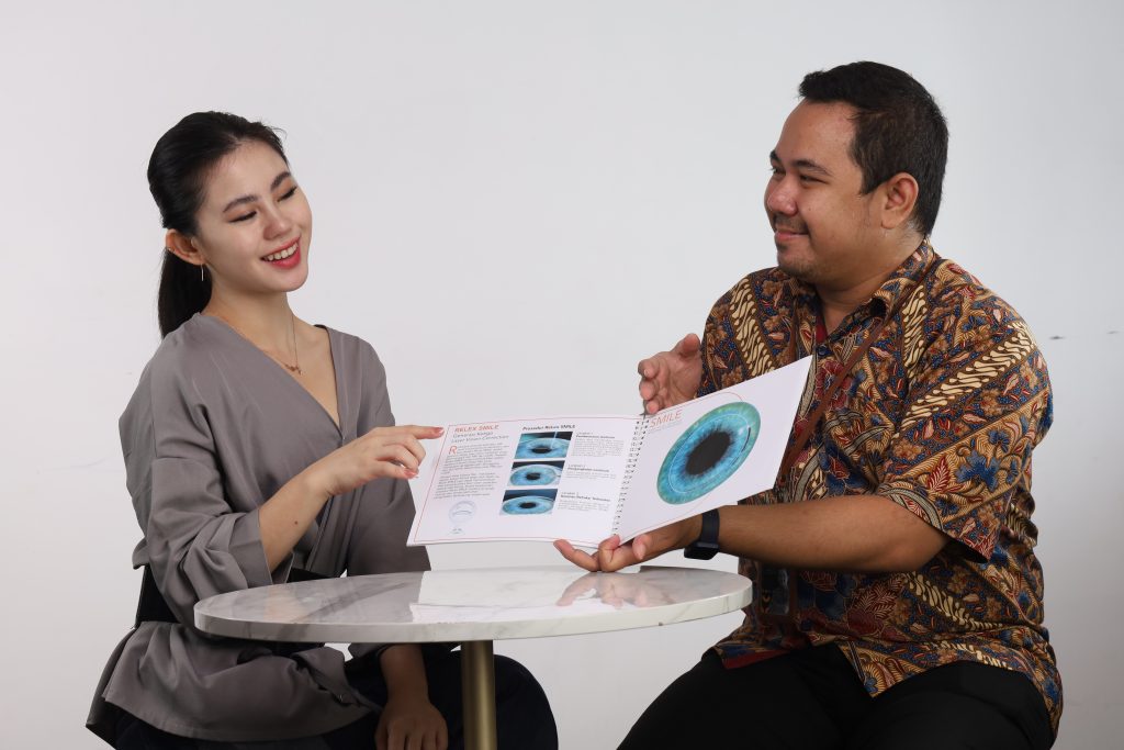 Seorang pasien sedang berkonsultasi: cara mencegah kekurangan vitamin E pada mata