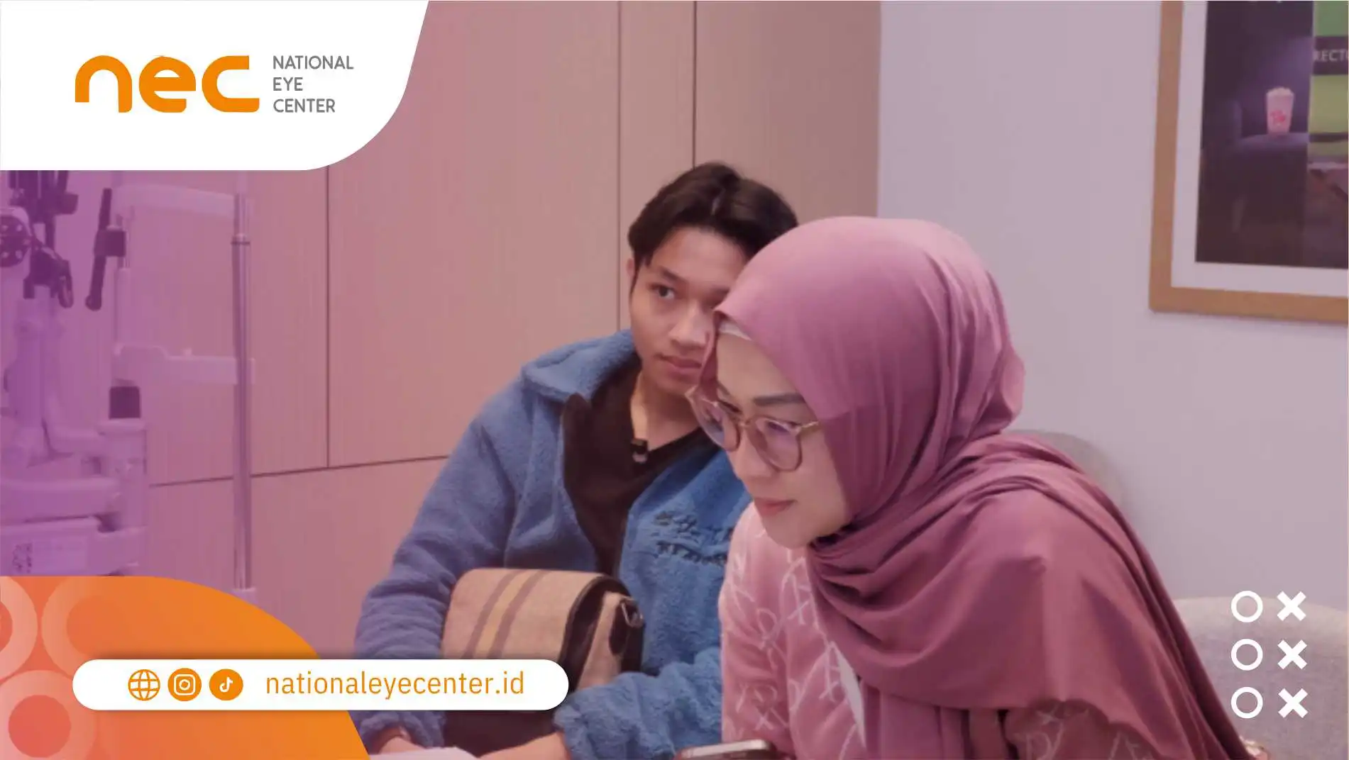 Okie Agustina Sebelum Terbebas Dari Kacamata