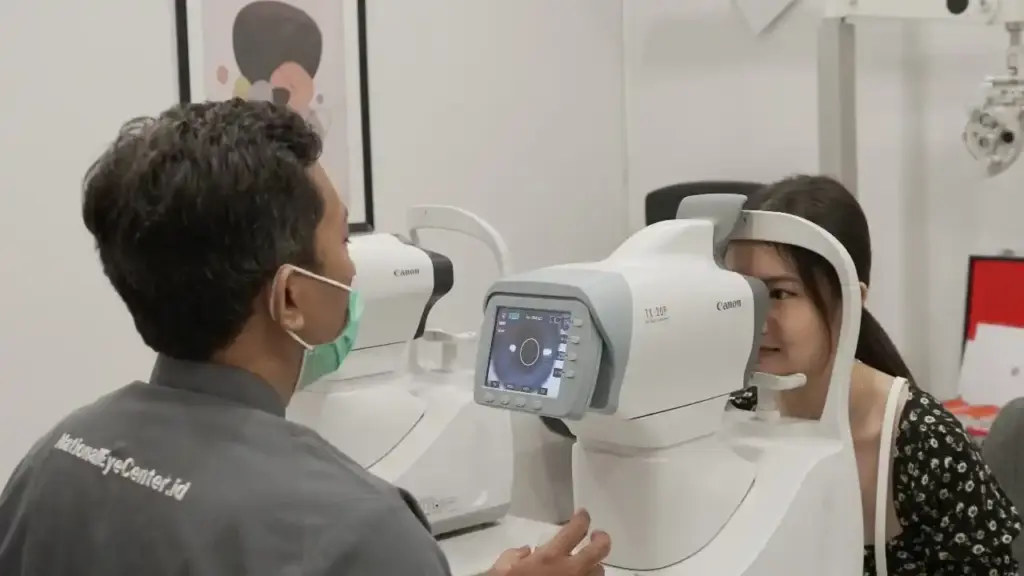 Stadium Katarak: Seseorang sedang berkonsultasi dengan dokter mata