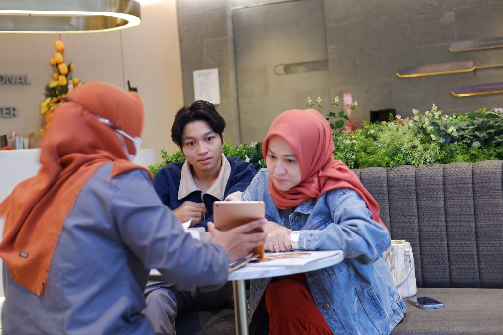 Okie Agustina LASIK Presbyond - saat melakukan edukasi oleh Nakes terkait LASIK di NEC Surabaya, didampingi sang anak