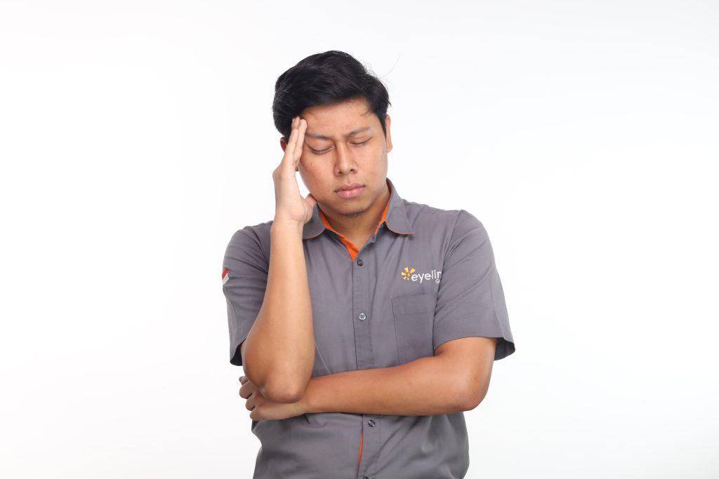 resiko mata berair dan buram