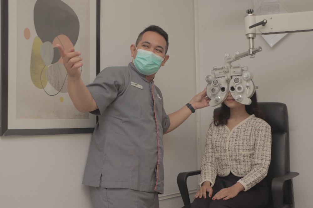 Kilatan Cahaya di Samping Mata: Seseorang sedang berkonsultasi dengan dokter mata.