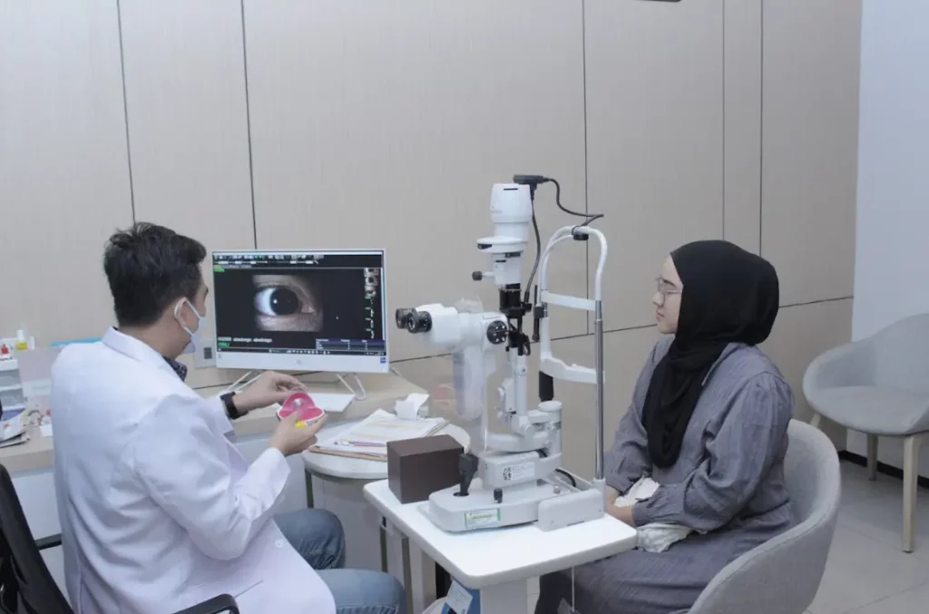 Vabella sedang berkonsultasi dengan dokter mengenai metode Lasik yang akan digunakan