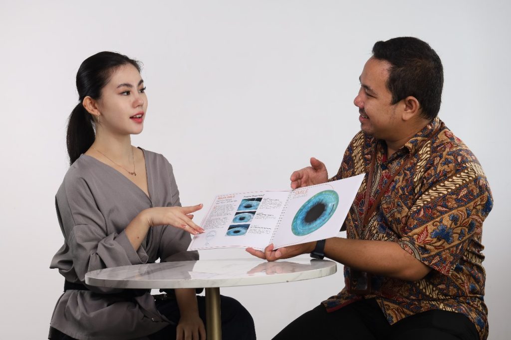 Mata Gatal Terus-Menerus: Seseorang sedang berkonsultasi dengan dokter.