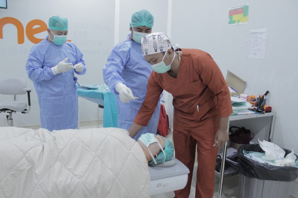 Mata Gatal Terus-Menerus: Dokter sedang melakukan salah satu prosedur perawatan mata.