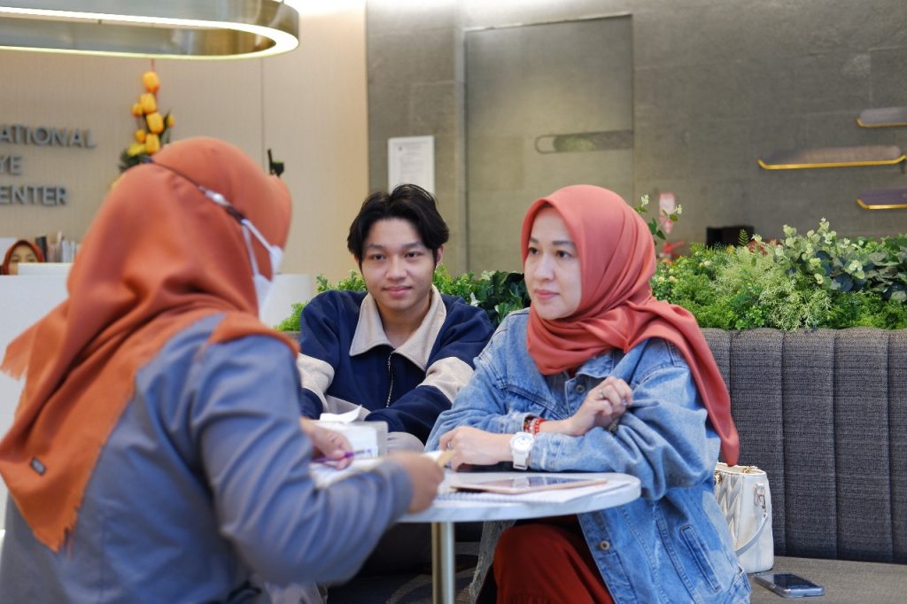 Penyebab Kantung Mata Kendur di Usia Muda: Seseorang sedang berkonsultasi dengan dokter.