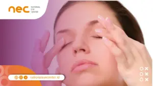 softlens tersangkut di mata